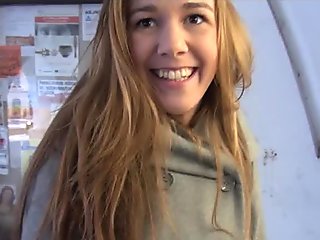 Jocelyn in golden-hair amateur girl gives a blowjob